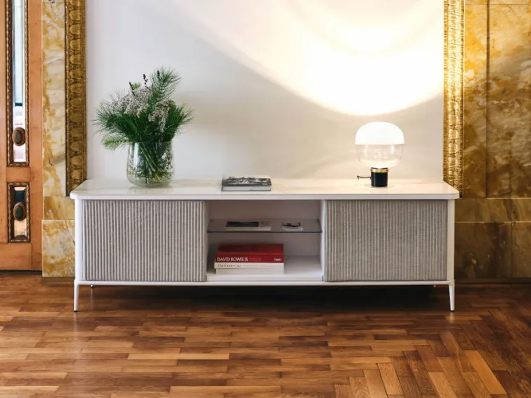 Mobile contenitore in MDF laccato bianco opaco e ante rivestite in tessuto Lea H55 di Midj
