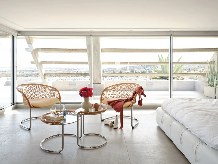 Tavolini P47 in metallo e cuoio intrecciato di MidjTavolini P47 in metallo e cuoio intrecciato di Midj