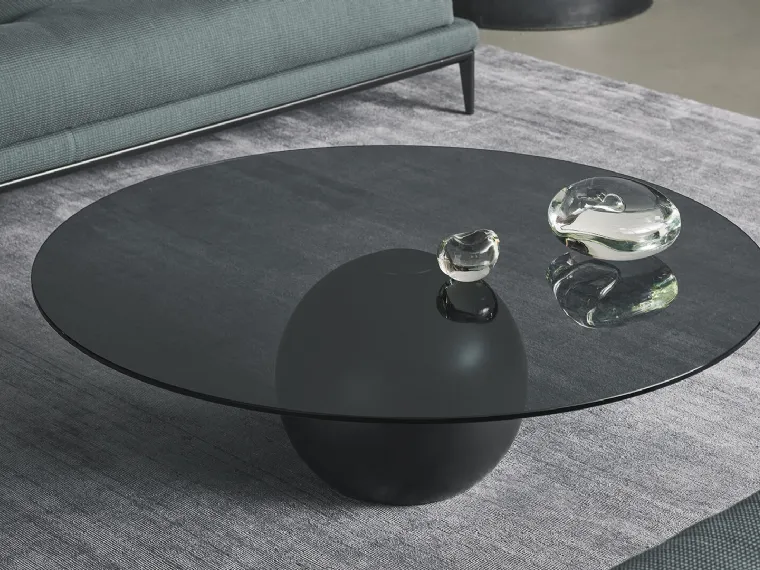 Tavolino rotondo Circus coffee table con top in cristallo fumè sorretto da una base sferica in metallo di Bonaldo