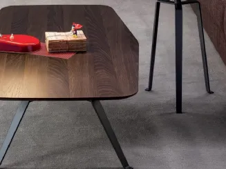 Tavolino in legno esagonale con gambe in metallo Tie di Bonaldo