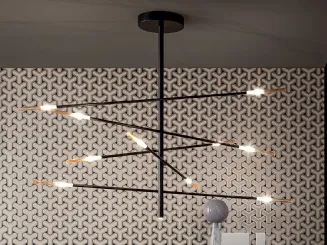 Lampada a sospensione in metallo verniciato opaco color piombo con alle estremità un elemento in vetro soffiato ambrato che racchiude la sorgente luminosa Crossroad di Bonaldo