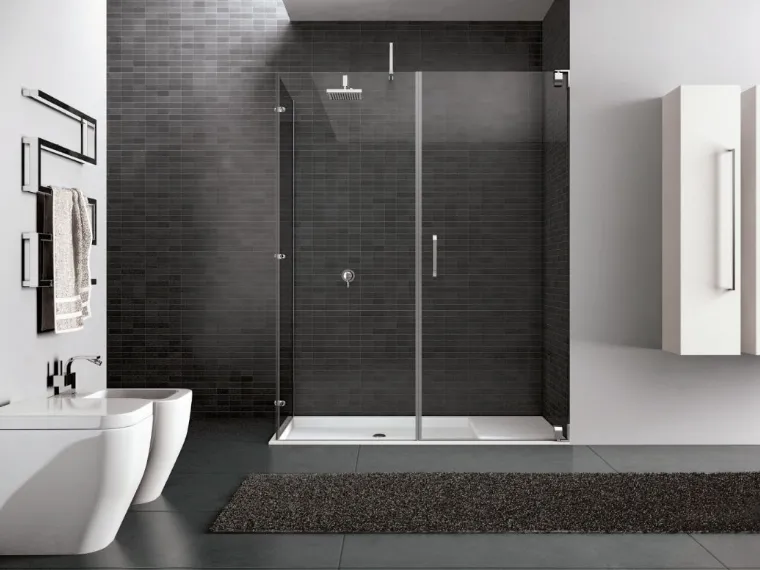 Box doccia moderno ad angolo in cristallo con porta battente di Ideagroup