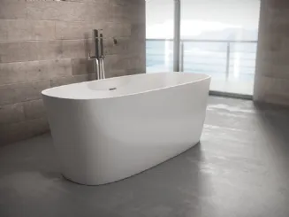 Vasca da bagno dal design curvo centro stanza di colore bianco opaco di Ideagroup
