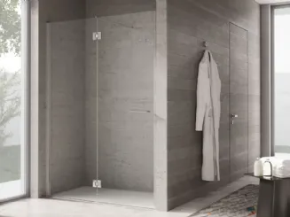 Box doccia moderno a nicchia con porta battente in vetro 8mm senza telaio di Ideagroup
