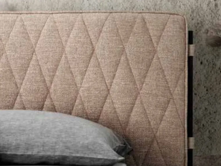 Letto con testiera imbottita e trapuntata con motivo a losanghe Adam di SantaLucia