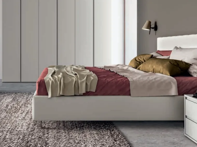Letto in ecopelle con testiera trapuntata con cuciture verticali Cupido di SantaLucia