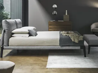 Letto con testiera in tessuto imbottito Kriss di Bonaldo