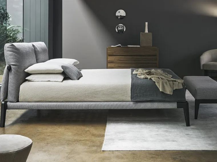 Letto in tessuto imbottito con testiera Kriss di Bonaldo