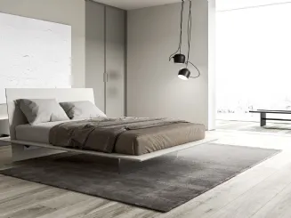 Letto liscio ed essenziale dove base e testiera si intersecano definendo una struttura minimal Plana di Presotto