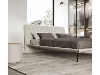 Letto con testiera in tessuto che ricorda i rivestimenti delle auto anni 60 Shelby di Presotto