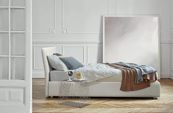 Letto singolo in tessuto imbottito dalle linee insolite Picabia di Bonaldo
