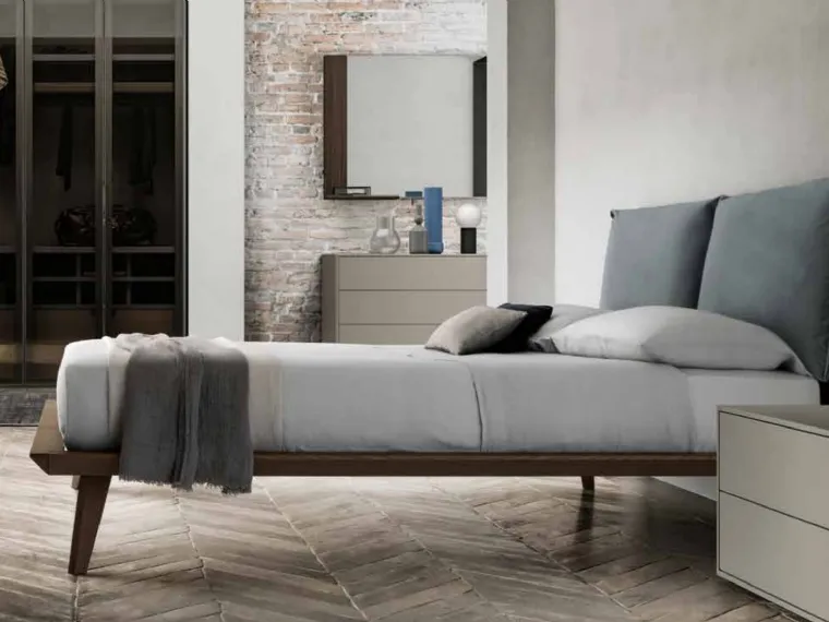Letto in legno con testiera arricchita di un’imbottitura a due cuscini Talak di SantaLucia