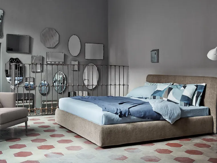 Letto in tessuto imbottito con box contenitore Tonight di Bonaldo