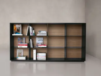 Libreria con scocca in alluminio, schiena in MDF rovere e ripiani in vetro fumé Monolith 02 di Extendo