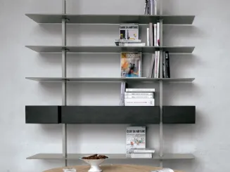 Libreria componibile in alluminio seta con ripiani in vetro laccato corda e contenitori in HPL rovere nero System 03 di Extendo