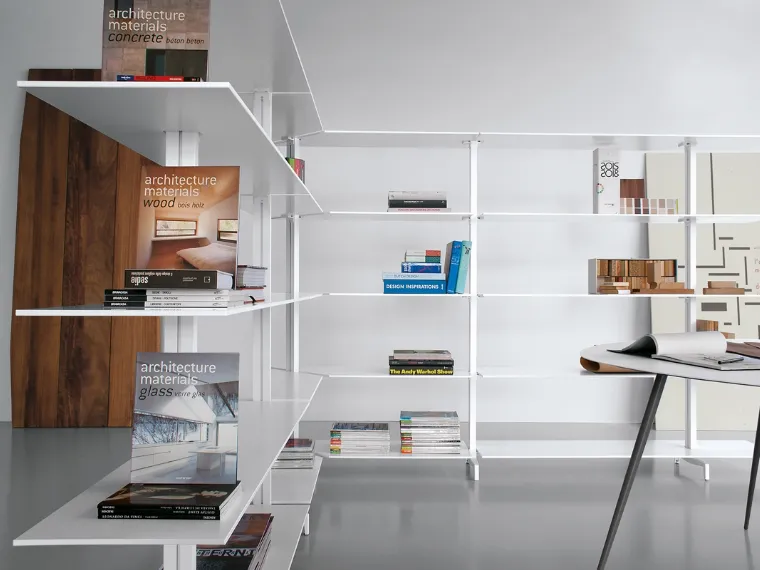 Libreria divisoria angolare con ripiani in vetro laccato bianco e struttura in alluminio bianco System 53 di Extendo