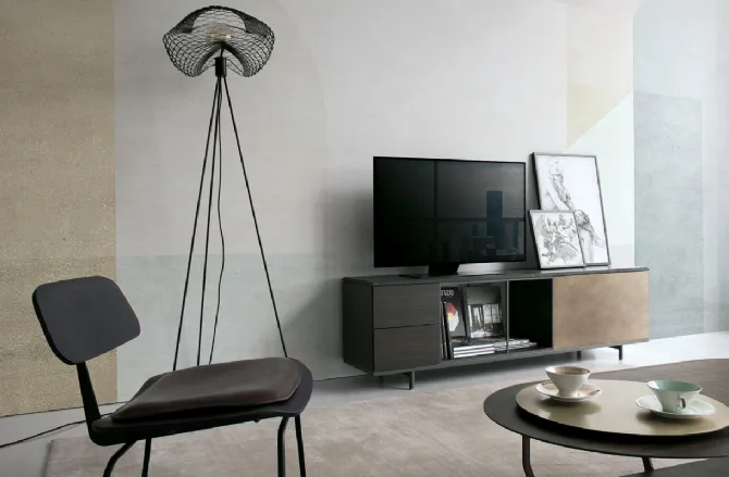 Mobile Porta Tv con ante in HPL rovere affumicato e laccato metallo ottone e top in marmo nero Atelier 03 di Extendo