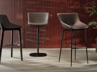 Sgabello Artika too con scocca rivestita in pelle imbottita di Bonaldo