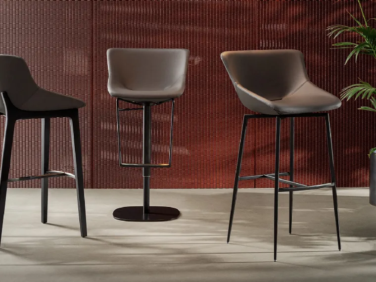 Sgabello Artika too con scocca rivestita in pelle imbottita di Bonaldo