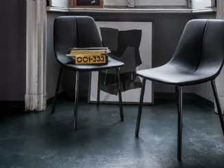 Sedia By met rivestita in pelle con gambe in metallo di Bonaldo