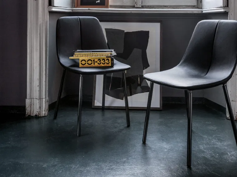 Sedia By met rivestita in pelle con gambe in metallo di Bonaldo