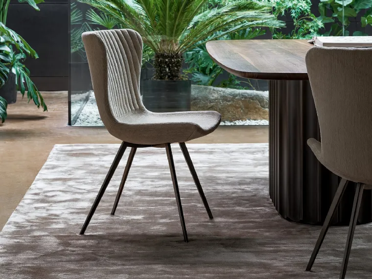Sedia Colibrì chair rivestita in tessuto trapuntato con gambe in metallo Bonaldo