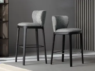 Sgabello in tessuto con struttura in legno Joy too disponibile in due altezze di Bonaldo