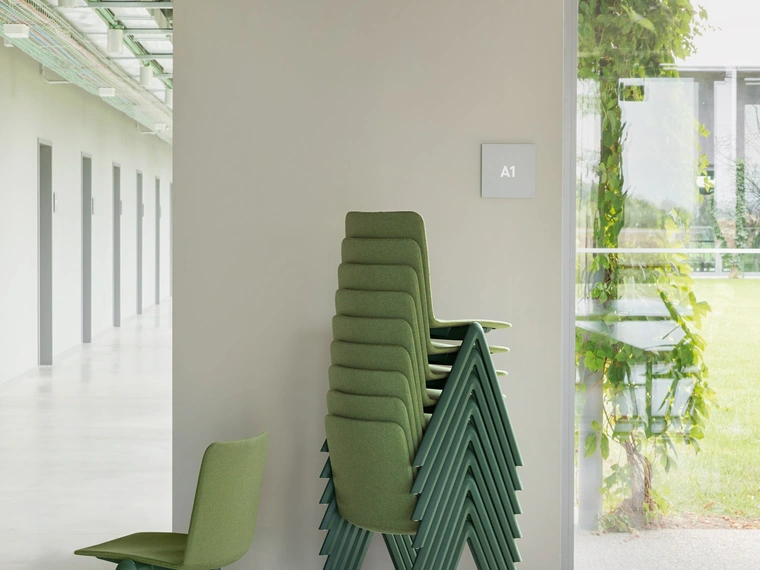 Sedia impilabile Stack Imbottita di Midj