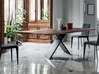 Tavolo Ax con top in legno e base in metallo di Bonaldo
