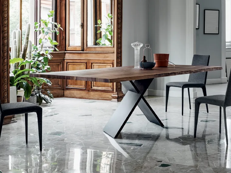 Tavolo Ax con top in legno e base in metallo di Bonaldo