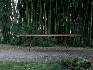 Tavolo outdoor con top in legno massiccio iroko e telaio in acciaio Balance di Extendo