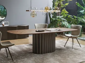 Tavolo Dorian Table con top in legno e base in poliuretano bronzo spazzolato di Bonaldo
