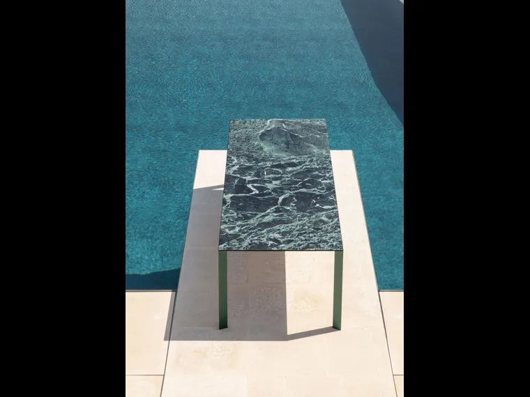 Tavolo Akashi in ceramica di Midj