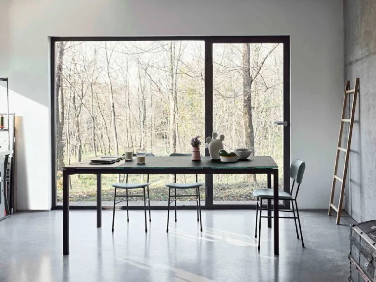 Tavolo Allungabile con piano in ceramica e struttura in metallo More di Midj
