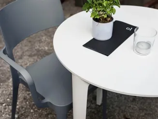 Tavolo con piano in HPL e base in metallo verniciato Nenè Tondo di Midj