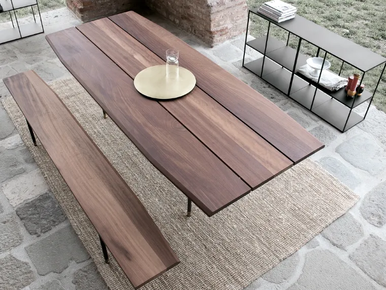 Tavolo outdoor con top in legno massiccio iroko, telaio in acciaio nero e terminali ottone scuroT8  di Extendo