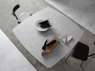 Tavolo quadrato con top in HPL cemento bianco calce e telaio in acciaio ghisa T9 di Extendo