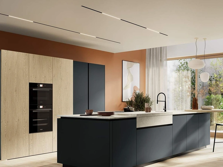 Cucina Moderna con isola Altea Composizione 03 in vetro nero opaco di Prima Cucine