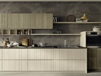 Cucina Moderna lineare in legno di abete con ante dogate verticalmente a larghezza differenziata New Step 01 di Fratelli Mirandola